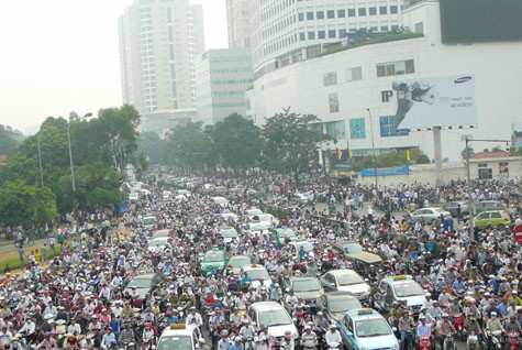 Dòng người đổ dồn về hướng đường Phạm Văn Đồng