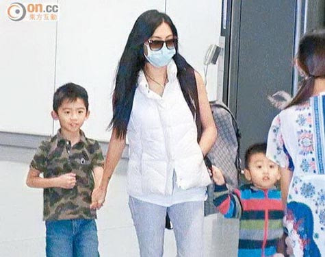 Trương Bá Chi và hai con quay trở lại Hồng Kông Trương Bá Chi và hai con quay trở lại Hồng Kông