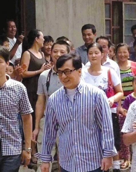 Thành Long về thăm quê hương, nhận tổ tông Thành Long về thăm quê hương, nhận tổ tông