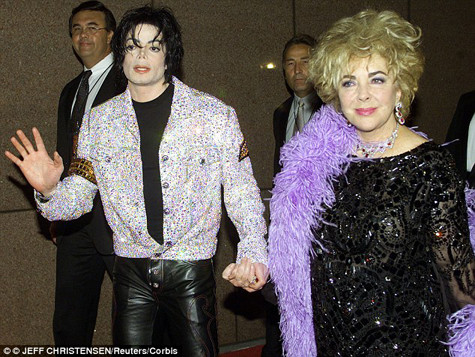 Michael Jackson và Elizabeth Taylor đã có một tình bạn kéo dài hơn 30 năm. Elizabeth Taylor là mẹ đỡ đầu của 2 con trai lớn của Michael Jackson Michael Jackson và Elizabeth Taylor đã có một tình bạn kéo dài hơn 30 năm. Elizabeth Taylor là mẹ đỡ đầu của 2 con trai lớn của Michael Jackson