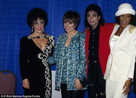 Michael Jackson và Elizabeth Taylor đều “không có tuổi thơ”. Ảnh năm 1988 với Lizza Minnelli, Whitney Houston Michael Jackson và Elizabeth Taylor đều “không có tuổi thơ”. Ảnh năm 1988 với Lizza Minnelli, Whitney Houston