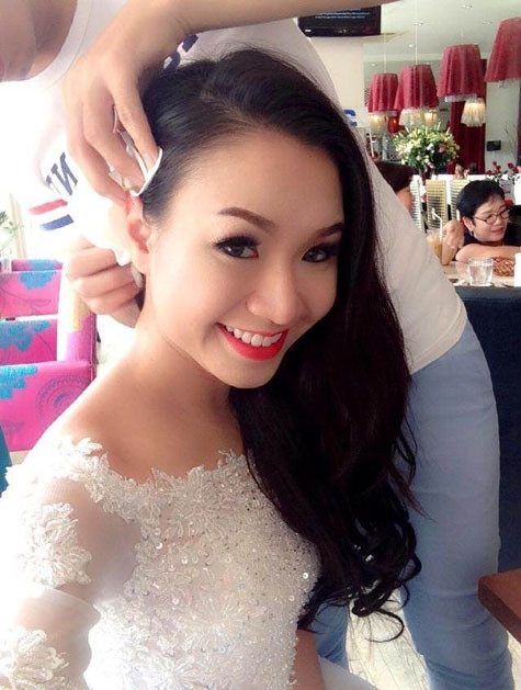 Quỳnh Trâm trang điểm trước khi thực hiện bộ ảnh./. Quỳnh Trâm trang điểm trước khi thực hiện bộ ảnh./.