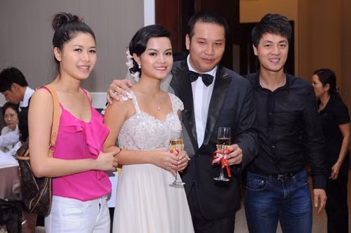 Cặp đôi Thủy Anh - Đăng Khôi cùng nhau tới dự tiệc cưới của vợ chồng ca sĩ Phạm Quỳnh Anh và ông bầu Quang Huy.