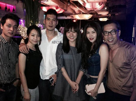 Lê Hiếu và Đăng Khôi vốn là những người bạn rất thân từ khi còn ở Hà Nội. Do đó Văn Mai Hương và Thủy Anh cũng trở nên thân thiết Lê Hiếu và Đăng Khôi vốn là những người bạn rất thân từ khi còn ở Hà Nội. Do đó Văn Mai Hương và Thủy Anh cũng trở nên thân thiết