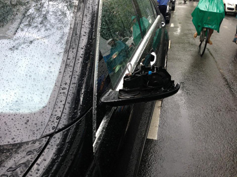 Xe của nữ ca sĩ bị trộm 'vặt' gương Xe của nữ ca sĩ bị trộm 'vặt' gương