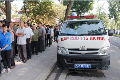 Để cấp cứu kịp thời cho các trường hợp người dân về tiễn biệt đại tướng không may gặp các vẫn đề sức khỏe, Trung tâm cấp cứu 115 Hà Nội đã cử 3 xe cấp cứu túc trực liên tục, xung quanh khu vực đồng bào cả nước đang xếp hàng vào tiễn biệt đại tướng. Trong 3 xe, có một xe ở vòng trong ngay cạnh nhà Đại tướng Võ Nguyên Giáp và hai xe ở vòng ngoài. Mỗi xe cấp cứu có 4 cán bộ, trong đó có hai bác sĩ, một y tá và một lái xe. Để cấp cứu kịp thời cho các trường hợp người dân về tiễn biệt đại tướng không may gặp các vẫn đề sức khỏe, Trung tâm cấp cứu 115 Hà Nội đã cử 3 xe cấp cứu túc trực liên tục, xung quanh khu vực đồng bào cả nước đang xếp hàng vào tiễn biệt đại tướng. Trong 3 xe, có một xe ở vòng trong ngay cạnh nhà Đại tướng Võ Nguyên Giáp và hai xe ở vòng ngoài. Mỗi xe cấp cứu có 4 cán bộ, trong đó có hai bác sĩ, một y tá và một lái xe.