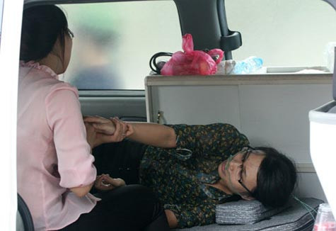 Cũng trong buổi trưa nhiều người đã bị ngất hoặc say nắng. Chị Ngô Kim Huệ ở Thanh Hóa, xếp hàng từ 6h sáng, tuy nhiên đến gần trưa cũng mới chỉ đi tới đường Điện Biên Phủ và đã mệt rồi ngất xỉu. Sau khi được các bác sĩ cấp cứu chị đã tỉnh trở lại và không từ bỏ ý định vào viếng Đại tướng Võ Nguyên Giáp. Cũng trong buổi trưa nhiều người đã bị ngất hoặc say nắng. Chị Ngô Kim Huệ ở Thanh Hóa, xếp hàng từ 6h sáng, tuy nhiên đến gần trưa cũng mới chỉ đi tới đường Điện Biên Phủ và đã mệt rồi ngất xỉu. Sau khi được các bác sĩ cấp cứu chị đã tỉnh trở lại và không từ bỏ ý định vào viếng Đại tướng Võ Nguyên Giáp.