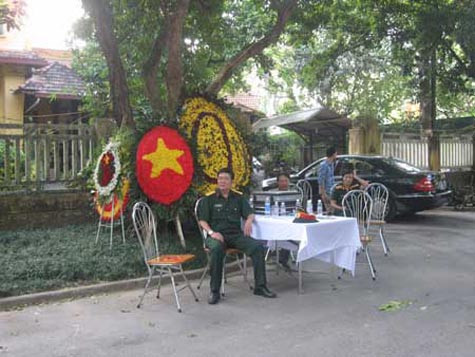 Các chiến sĩ, bác sĩ của đội y tế dõi theo rất sát sao đoàn người vào viếng để xử lý kịp thời các tình huống về sức khỏe. Thượng tá Dương Việt Dũng – Chỉ huy bộ phận phục vụ tại đám tang Đại tướng cho biết, những ngày qua đã có trên 10 trường hợp là những người già quá xúc động và bị tăng huyết áp đột xuất sau khi vào viếng Đại tướng. Có trường hợp huyết áp đo được lên đến 220. Với những trường hợp huyết áp quá cao, các bác sĩ sẽ ngay lập tức cho uống thuốc, uống nước và ngồi nghỉ. Các chiến sĩ, bác sĩ của đội y tế dõi theo rất sát sao đoàn người vào viếng để xử lý kịp thời các tình huống về sức khỏe. Thượng tá Dương Việt Dũng – Chỉ huy bộ phận phục vụ tại đám tang Đại tướng cho biết, những ngày qua đã có trên 10 trường hợp là những người già quá xúc động và bị tăng huyết áp đột xuất sau khi vào viếng Đại tướng. Có trường hợp huyết áp đo được lên đến 220. Với những trường hợp huyết áp quá cao, các bác sĩ sẽ ngay lập tức cho uống thuốc, uống nước và ngồi nghỉ.