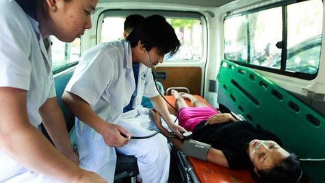 Chị Thảo bị ngất xỉu khi xếp hàng đứng trong dòng người chờ được viếng bác Giáp./. Chị Thảo bị ngất xỉu khi xếp hàng đứng trong dòng người chờ được viếng bác Giáp./.