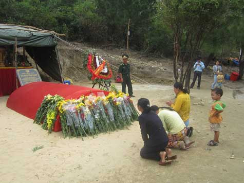 Hàng giờ, rất nhiều người dân thay phiên nhau đến viếng bên mộ Đại tướng Hàng giờ, rất nhiều người dân thay phiên nhau đến viếng bên mộ Đại tướng