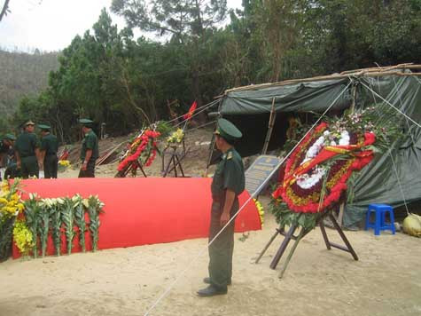 Mỗi khi có người dân tới viếng, hai bên mộ cụ là hai chiến sĩ cảnh vệ./. Mỗi khi có người dân tới viếng, hai bên mộ cụ là hai chiến sĩ cảnh vệ./.