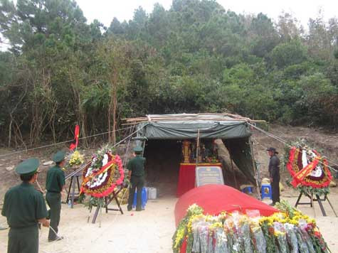 Các chiến sĩ quân đội, cảnh sát vẫn 24/24 bên mộ Các chiến sĩ quân đội, cảnh sát vẫn 24/24 bên mộ