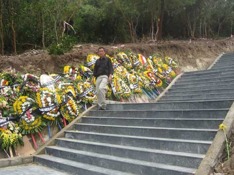 Đường lên mộ Đại tướng, 103 bậc đá hoa cương Đường lên mộ Đại tướng, 103 bậc đá hoa cương