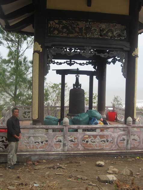 Tháp chuông gia đình đã xây dựng từ trước,nằm phía trước của ngôi mộ Tháp chuông gia đình đã xây dựng từ trước,nằm phía trước của ngôi mộ