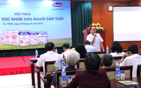 Tiến sĩ – Bác sĩ Nguyễn Hữu Toản tư vấn sức khỏe dinh dưỡng của người cao tuổi. Tiến sĩ – Bác sĩ Nguyễn Hữu Toản tư vấn sức khỏe dinh dưỡng của người cao tuổi.