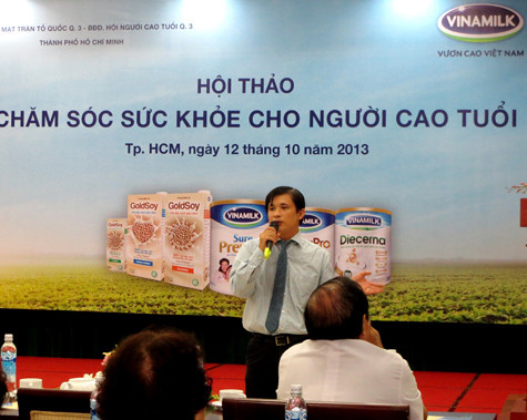 Ông Lê Văn Đức – Trưởng bộ phận Marketing ngành hàng sữa bột của Vinamilk chia sẻ những thông tin hữu ích của các sản phẩm dinh dưỡng dành cho người cao tuổi Ông Lê Văn Đức – Trưởng bộ phận Marketing ngành hàng sữa bột của Vinamilk chia sẻ những thông tin hữu ích của các sản phẩm dinh dưỡng dành cho người cao tuổi