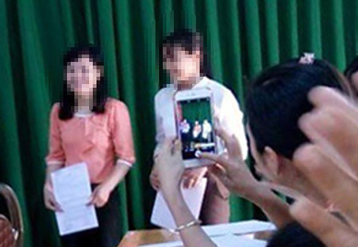 Cô Lê Thị Xoan (áo trắng) nhận quyết định bổ nhiệm thần tốc. (Ảnh: H.L) Cô Lê Thị Xoan (áo trắng) nhận quyết định bổ nhiệm thần tốc. (Ảnh: H.L)