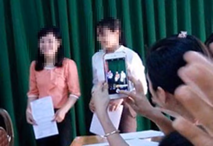 Cô Lê Thị Xoan (áo trắng) nhận quyết định bổ nhiệm thần tốc. (Ảnh: H.L) Cô Lê Thị Xoan (áo trắng) nhận quyết định bổ nhiệm thần tốc. (Ảnh: H.L)