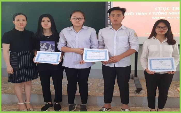 Cô Như Quỳnh (ngoài cùng bên trái) cùng học trò tại cuộc thi thuyến trình ý tưởng nghiên cứu khoa học. (Ảnh: NVCC) Cô Như Quỳnh (ngoài cùng bên trái) cùng học trò tại cuộc thi thuyến trình ý tưởng nghiên cứu khoa học. (Ảnh: NVCC)
