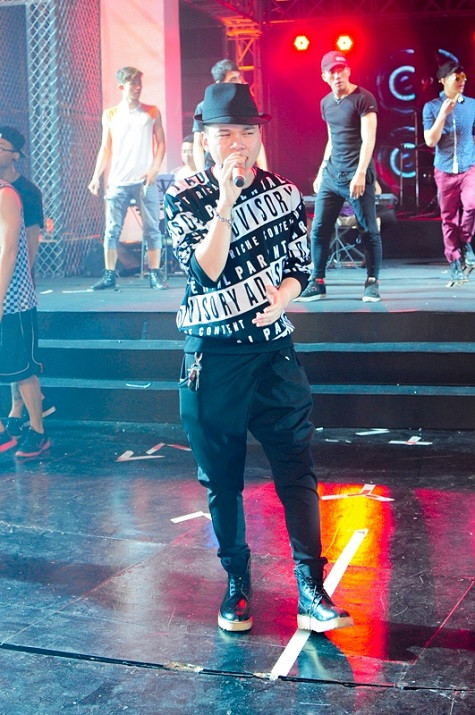 Hoàng Tôn xuất hiện phong độ tại buổi tổng duyệt, anh sẽ thể hiện ca khúc hit năm qua của mình – Em không quay về Hoàng Tôn xuất hiện phong độ tại buổi tổng duyệt, anh sẽ thể hiện ca khúc hit năm qua của mình – Em không quay về