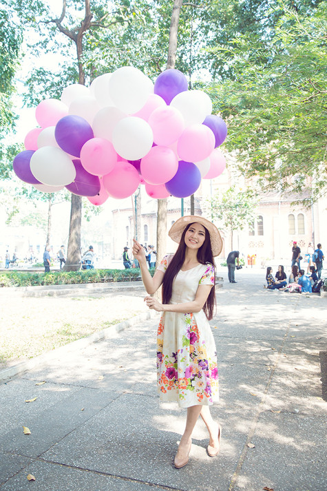 Giữa phố đông, Trần Thị Quỳnh nổi bật với vóc dáng cao ráo, xinh đẹp và mái tóc dài đằm thắm cũng khiến không ít người cảm thấy... lạ lùng khi Hoa hậu bán bóng bay. Giữa phố đông, Trần Thị Quỳnh nổi bật với vóc dáng cao ráo, xinh đẹp và mái tóc dài đằm thắm cũng khiến không ít người cảm thấy... lạ lùng khi Hoa hậu bán bóng bay.