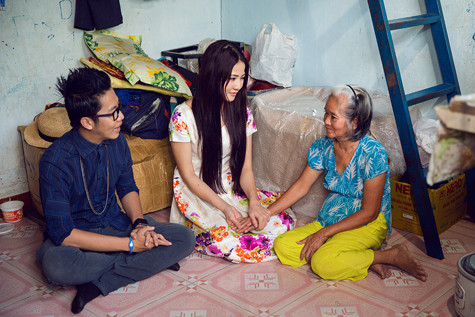 Ngay sau buổi bán bóng bay và bánh mứt, số tiền gom được đã được Quỳnh cùng chương trình mang đến trao trực tiếp cho gia đình người phụ nữ nghèo tên Thảo giữa lòng Sài Gòn. Ngay sau buổi bán bóng bay và bánh mứt, số tiền gom được đã được Quỳnh cùng chương trình mang đến trao trực tiếp cho gia đình người phụ nữ nghèo tên Thảo giữa lòng Sài Gòn.