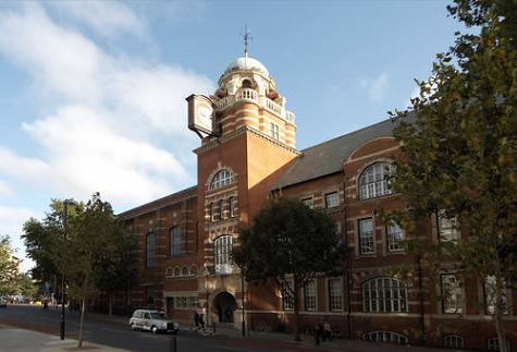 Nhà trường đào tạo toàn diện các khóa học từ tiếng Anh đến dự bị đại học, đại học, dự bị thạc sĩ, thạc sĩ... với những chuyên ngành thế mạnh như: quản trị kinh doanh, kinh tế, tài chính, luật, toán, kỹ thuật, khoa học máy tính, sức khỏe, khoa học xã hội...