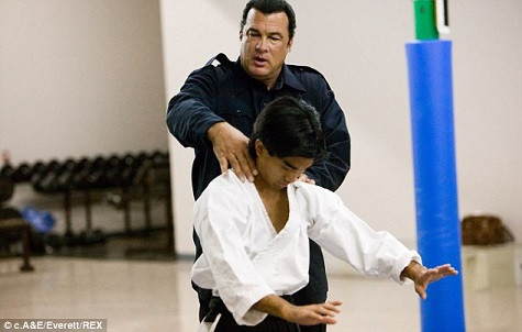 Nam diễn viên Steven Seagal sẽ tăng cường kiểm soát biên giới nếu làm Thống đốc Arizona. Nam diễn viên Steven Seagal sẽ tăng cường kiểm soát biên giới nếu làm Thống đốc Arizona.