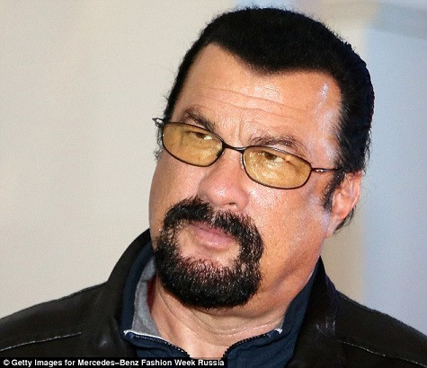 Chuyên gia võ thuật Seagal là một trong 3.000 dân thường không được trả lương trong đội vũ trang Arpaio Chuyên gia võ thuật Seagal là một trong 3.000 dân thường không được trả lương trong đội vũ trang Arpaio