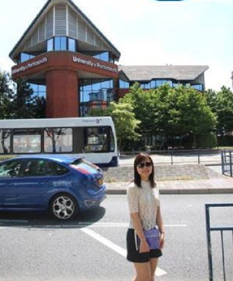 Sinh viên du học cùng công ty Cầu Xanh tại khuôn viên trường Đại học Portsmouth. Sinh viên du học cùng công ty Cầu Xanh tại khuôn viên trường Đại học Portsmouth.