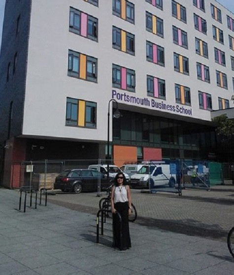 Đại diện Công ty Cầu Xanh tại trường Đại học Portsmouth. Đại diện Công ty Cầu Xanh tại trường Đại học Portsmouth.