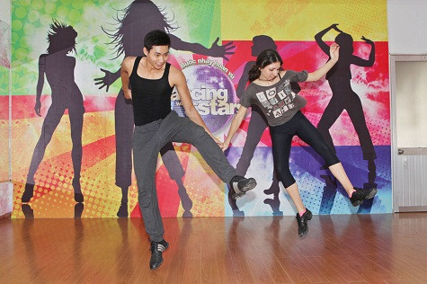 Cũng chính vì khó khăn nên nhiều khi bạn nhảy Elena của Hữu Long dễ "bực mình" vì chàng siêu mẫu điển trai Cũng chính vì khó khăn nên nhiều khi bạn nhảy Elena của Hữu Long dễ "bực mình" vì chàng siêu mẫu điển trai