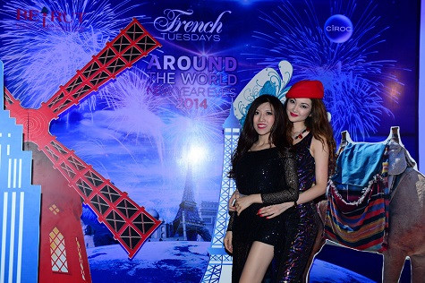 ...nhưng Trang Pháp vẫn rất vui vẻ hòa mình vào bữa tiệc ...nhưng Trang Pháp vẫn rất vui vẻ hòa mình vào bữa tiệc