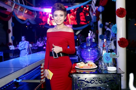 Trong đêm tiệc, Thanh Thủy xuất hiện nổi bật với mái tóc tém cá tính cùng phong cách trang điểm sắc sảo Trong đêm tiệc, Thanh Thủy xuất hiện nổi bật với mái tóc tém cá tính cùng phong cách trang điểm sắc sảo