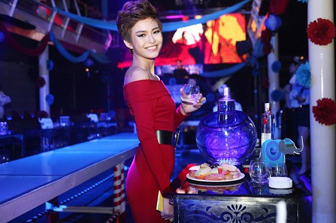 Chân dài sinh năm 1992 chọn chiếc đầm đỏ ôm sát khoe vai trần quyến rũ. Chân dài sinh năm 1992 chọn chiếc đầm đỏ ôm sát khoe vai trần quyến rũ.