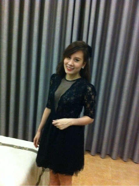 Ngọc Hương đang làm tiếp viên hàng không cho một hãng máy bay