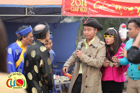 Thích phô trương, thích thể hiện trước mọi người nhưng vì nhận thức yếu kém, mất gốc nên Việt kiều Lào thường thể hiện một cách kệch cỡm và lố bịch.