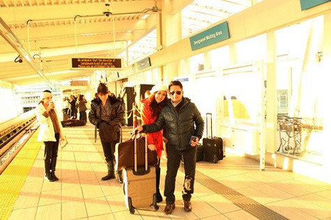 Mỹ Vân và Bằng Kiều rất thân thiết tại sân bay