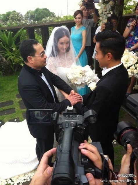 ...trao cho con rể Lưu Khải Uy