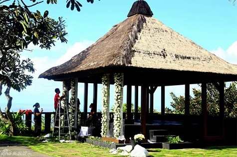 Sân cưới là một mái chòi được trang trí tỉ mỉ, ở đây có thể ngắm phong cảnh hoàng hôn buổi chiều thật lãng mạn, ngọt ngào và ấm áp.