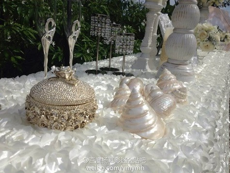 Bàn trang trí tiệc cưới sang trọng và lộng lẫy.