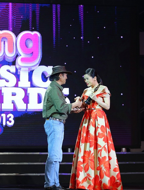 Lệ Quyên và giải thưởng nghệ sĩ của năm