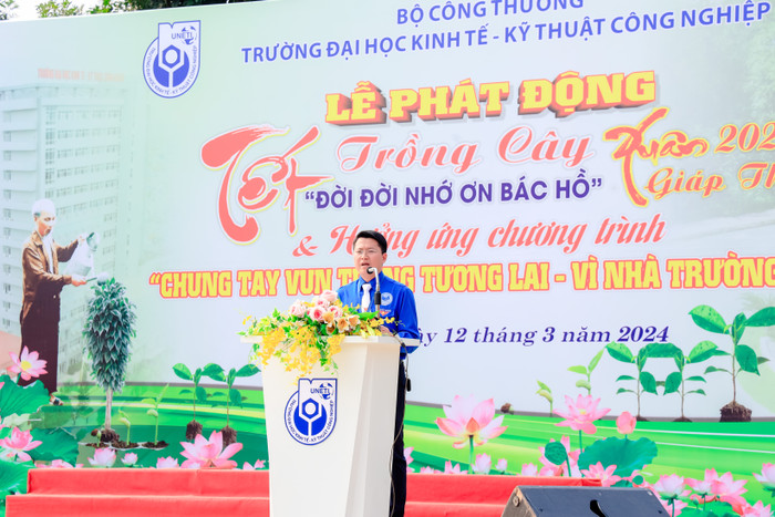 Anh Giáp Văn Dương – Phụ trách Đoàn thanh niên, Chủ tịch Hội sinh viên đại diện cho Cán bộ, giảng viên và sinh viên Nhà trường phát biểu hưởng ứng phong trào Tết trồng cây. 7.jpg