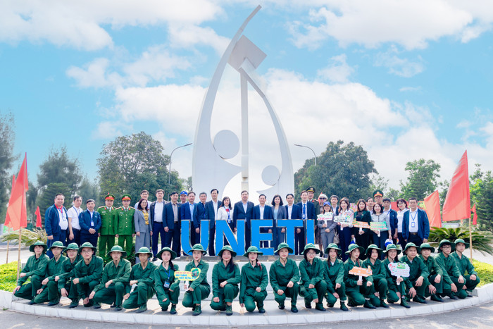 Các đại biểu chụp ảnh lưu niệm tại cơ sở Mỹ Xá cùng cán bộ, giảng viên và sinh viên Nhà trường. 20.jpg