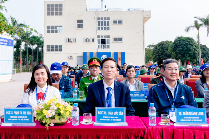 Lãnh đạo Nhà trường tại buổi lễ. 2.jpg