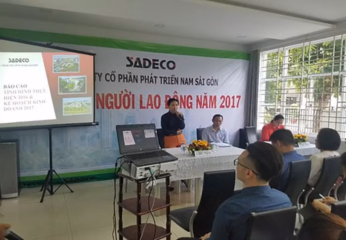 Bà Hồ Thị Thanh Trúc - Tổng giám đốc Công ty cổ phần phát triển Nam Sài Gòn (đang đứng). (Ảnh: Sadeco)