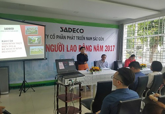 Bà Hồ Thị Thanh Trúc - Tổng giám đốc Công ty cổ phần phát triển Nam Sài Gòn (đang đứng). (Ảnh: Sadeco) Bà Hồ Thị Thanh Trúc - Tổng giám đốc Công ty cổ phần phát triển Nam Sài Gòn (đang đứng). (Ảnh: Sadeco)