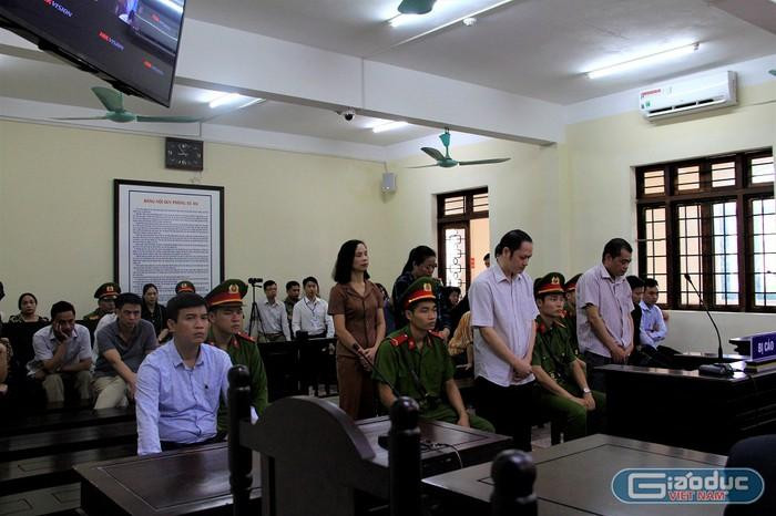 Các bị cáo đã lãnh án, vụ gian lận điểm thi tại Hà Giang năm 2018. Ảnh: LC Các bị cáo đã lãnh án, vụ gian lận điểm thi tại Hà Giang năm 2018. Ảnh: LC
