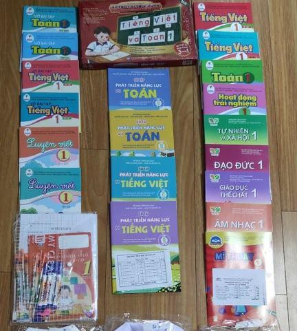 Bộ sách mà học sinh lớp 1 năm học 2021 - 2020 mà các hầu hết các phụ huynh phải mua. Ảnh: LC Bộ sách mà học sinh lớp 1 năm học 2021 - 2020 mà các hầu hết các phụ huynh phải mua. Ảnh: LC