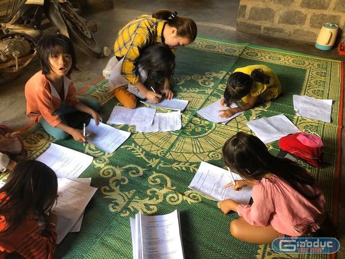 Cô và trò trường Tiểu học Húc (Hướng Hóa, Quảng Trị) học bài trong khi giãn cách. Ảnh: LC Cô và trò trường Tiểu học Húc (Hướng Hóa, Quảng Trị) học bài trong khi giãn cách. Ảnh: LC